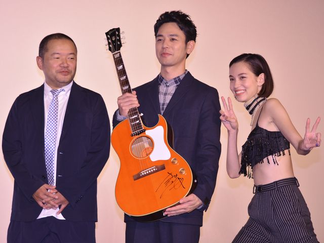 水原希子、大胆衣装で登場！『奥田民生になりたいボーイと出会う男すべて狂わせるガール』初日舞台あいさつ：フォトギャラリー