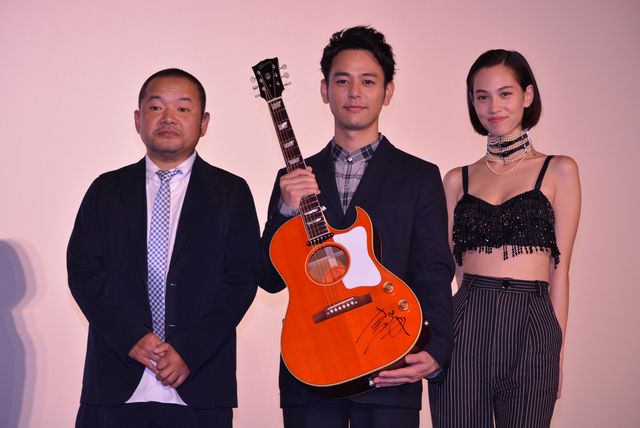 水原希子、大胆衣装で登場！『奥田民生になりたいボーイと出会う男すべて狂わせるガール』初日舞台あいさつ（15枚目）