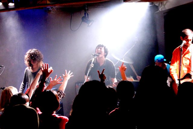 蛭子能収が犬を抱えるバンドが下北沢でライブ！　蛭子の代わりに出演したのは『桐島』のあの俳優！　画像ギャラリー（11枚目）