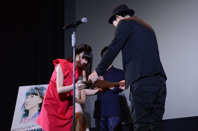 急きょ行われた卒業式で卒業証書を手にする山本舞香　ウエダアツシ監督「この映画は山本舞香の映画です」フォトギャラリー：フォトギャラリー