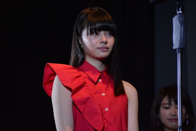 急きょ行われた卒業式で卒業証書を手にする山本舞香　ウエダアツシ監督「この映画は山本舞香の映画です」フォトギャラリー（10枚目）