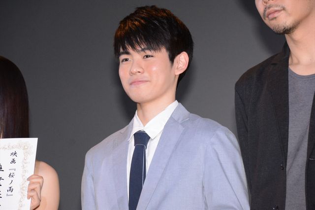 急きょ行われた卒業式で卒業証書を手にする山本舞香　ウエダアツシ監督「この映画は山本舞香の映画です」フォトギャラリー（13枚目）