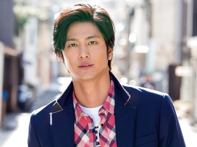 太陽の光線を浴びてさらに輝く！【速水もこみちインタビューカット集】（3枚目）