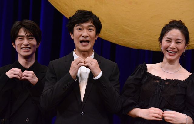 堺雅人、ハートポーズにアタフタ…井川遥、中村ゆり、吉瀬美智子らと『平場の月』完成披露：フォトギャラリー