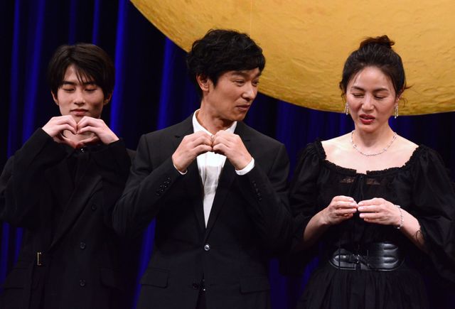 堺雅人、ハートポーズにアタフタ…井川遥、中村ゆり、吉瀬美智子らと『平場の月』完成披露（2枚目）