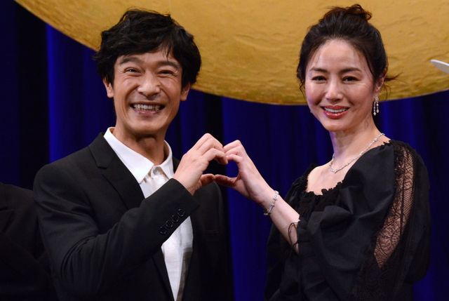 堺雅人、ハートポーズにアタフタ…井川遥、中村ゆり、吉瀬美智子らと『平場の月』完成披露（3枚目）