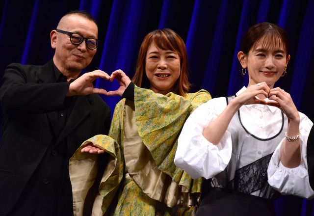 堺雅人、ハートポーズにアタフタ…井川遥、中村ゆり、吉瀬美智子らと『平場の月』完成披露（5枚目）