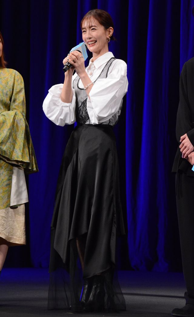 堺雅人、ハートポーズにアタフタ…井川遥、中村ゆり、吉瀬美智子らと『平場の月』完成披露（16枚目）