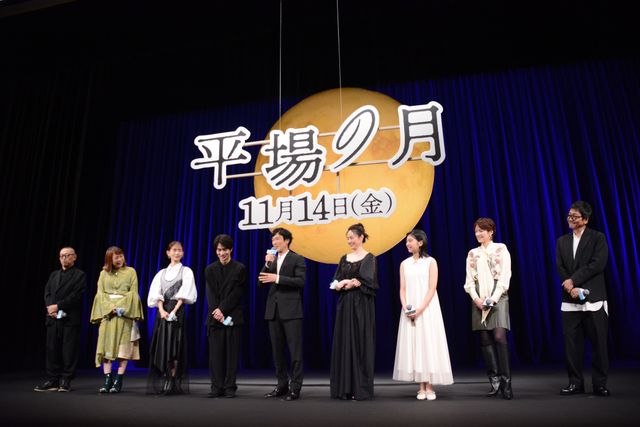 堺雅人、ハートポーズにアタフタ…井川遥、中村ゆり、吉瀬美智子らと『平場の月』完成披露（20枚目）