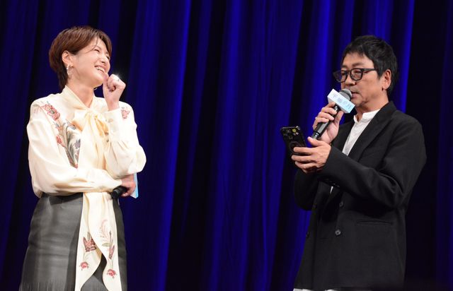 堺雅人、ハートポーズにアタフタ…井川遥、中村ゆり、吉瀬美智子らと『平場の月』完成披露（23枚目）