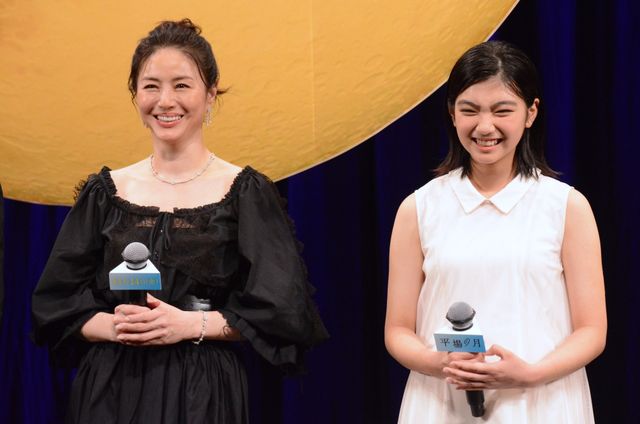 堺雅人、ハートポーズにアタフタ…井川遥、中村ゆり、吉瀬美智子らと『平場の月』完成披露（26枚目）