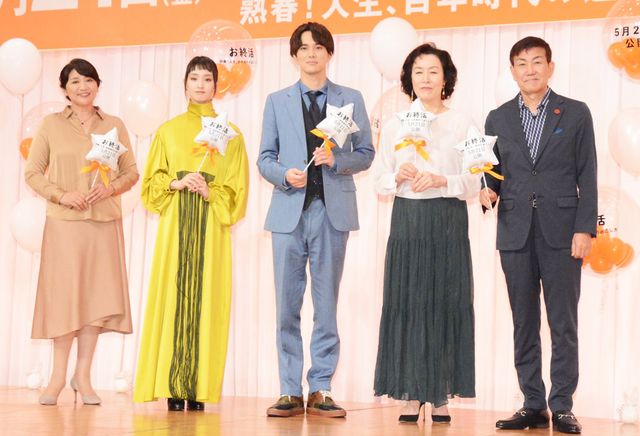 剛力彩芽、鮮やかなドレスで水野勝らと登場！：フォトギャラリー