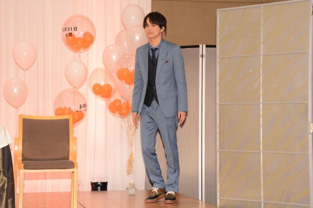 剛力彩芽、鮮やかなドレスで水野勝らと登場！（2枚目）