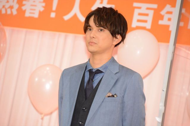 剛力彩芽、鮮やかなドレスで水野勝らと登場！（3枚目）