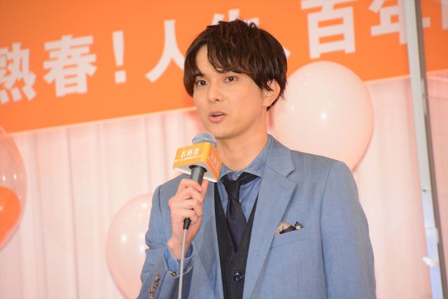 剛力彩芽、鮮やかなドレスで水野勝らと登場！（4枚目）