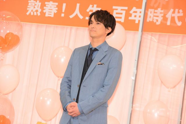 剛力彩芽、鮮やかなドレスで水野勝らと登場！（5枚目）