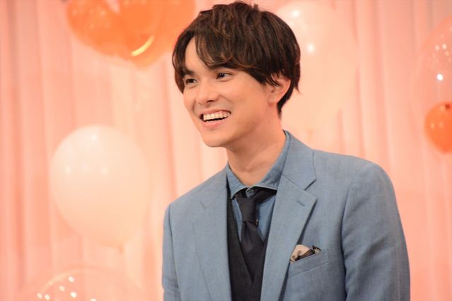 剛力彩芽、鮮やかなドレスで水野勝らと登場！（7枚目）