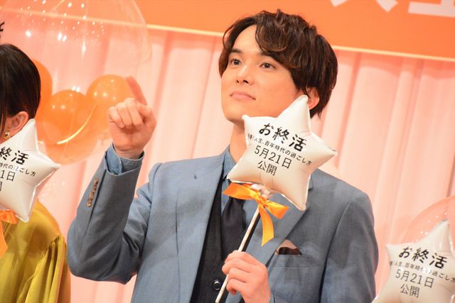 剛力彩芽、鮮やかなドレスで水野勝らと登場！（9枚目）