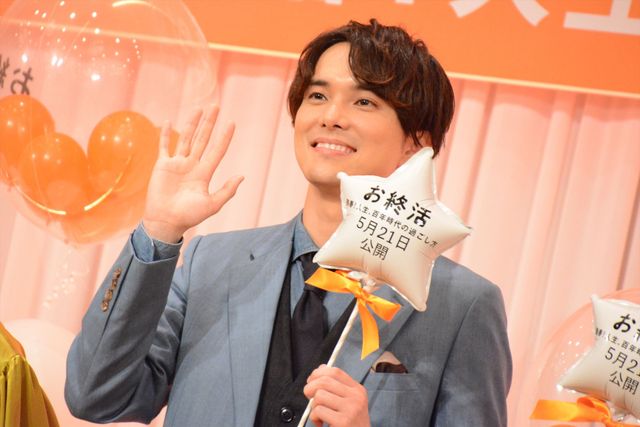 剛力彩芽、鮮やかなドレスで水野勝らと登場！（10枚目）