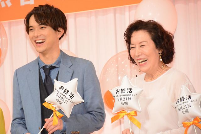 剛力彩芽、鮮やかなドレスで水野勝らと登場！（11枚目）