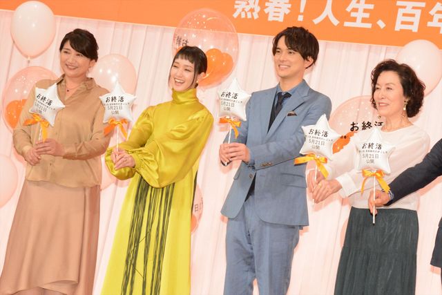 剛力彩芽、鮮やかなドレスで水野勝らと登場！（13枚目）