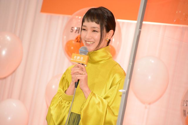 剛力彩芽、鮮やかなドレスで水野勝らと登場！（16枚目）