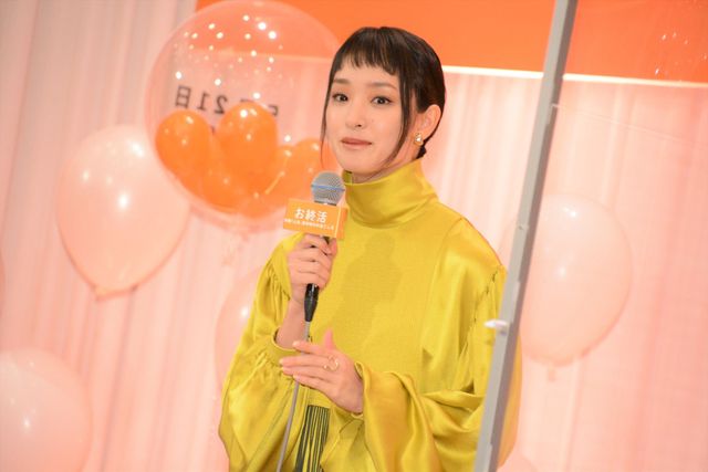 剛力彩芽、鮮やかなドレスで水野勝らと登場！（17枚目）