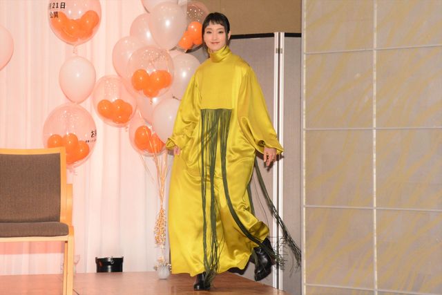 剛力彩芽、鮮やかなドレスで水野勝らと登場！（20枚目）