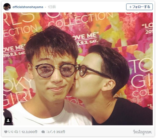 竹内の頬にキスする葉山(画像は葉山のInstagramスクリーンショット)