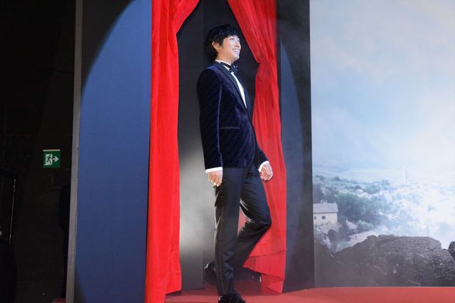 なんだか幻想的！ホログラムアルと本田翼がこっつん　映画『鋼の錬金術師』ジャパンプレミア（3枚目）