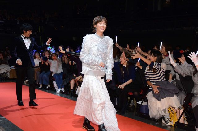 なんだか幻想的！ホログラムアルと本田翼がこっつん　映画『鋼の錬金術師』ジャパンプレミア（9枚目）