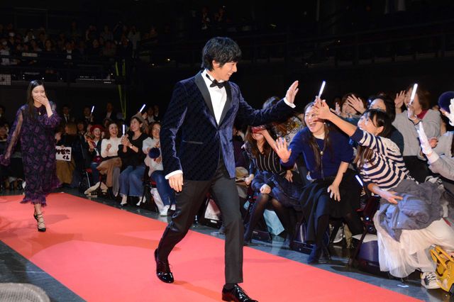 なんだか幻想的！ホログラムアルと本田翼がこっつん　映画『鋼の錬金術師』ジャパンプレミア（10枚目）