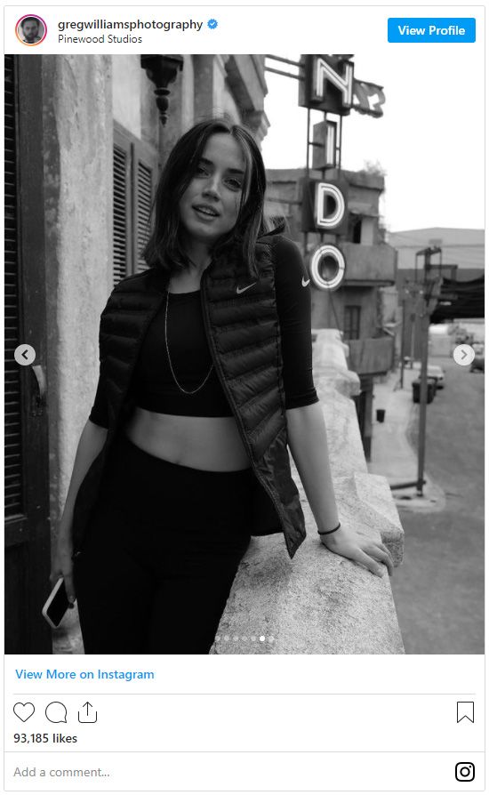 『007／ノー・タイム・トゥ・ダイ』アナ・デ・アルマスのメイキング写真（6枚目）