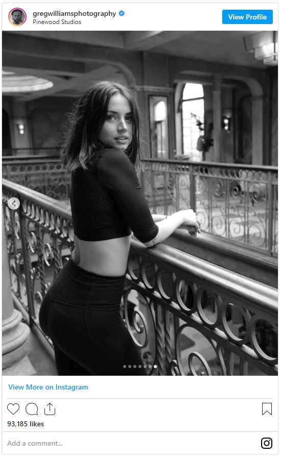 『007／ノー・タイム・トゥ・ダイ』アナ・デ・アルマスのメイキング写真（7枚目）