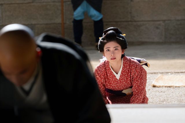 蔦重（横浜流星）と瀬以（小芝風花）の熱い抱擁…大河ドラマ「べらぼう～蔦重栄華乃夢噺～」第14回（2枚目）