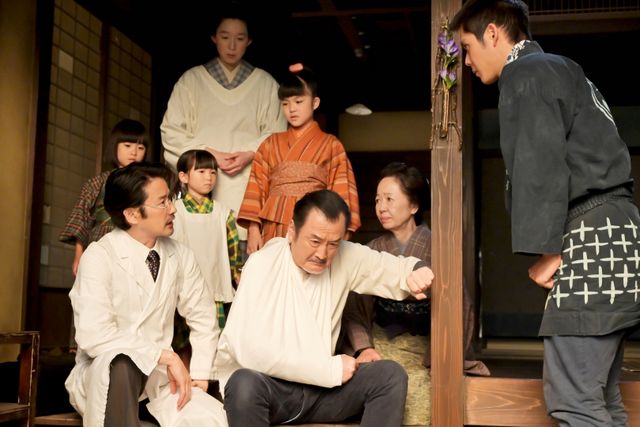 釜次（吉田鋼太郎）が負傷して…朝ドラ「あんぱん」第7回：フォトギャラリー