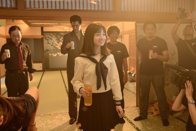 橋本環奈、涙のクランクアップ！『セーラー服と機関銃　－卒業－』撮影現場フォトギャラリー：フォトギャラリー