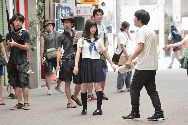 橋本環奈、涙のクランクアップ！『セーラー服と機関銃　－卒業－』撮影現場フォトギャラリー（2枚目）