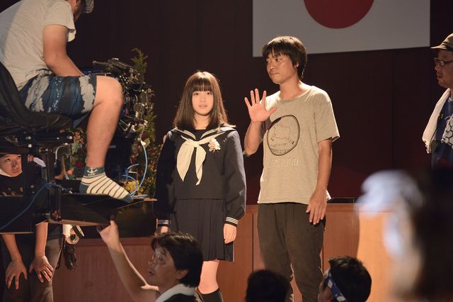 橋本環奈、涙のクランクアップ！『セーラー服と機関銃　－卒業－』撮影現場フォトギャラリー（7枚目）