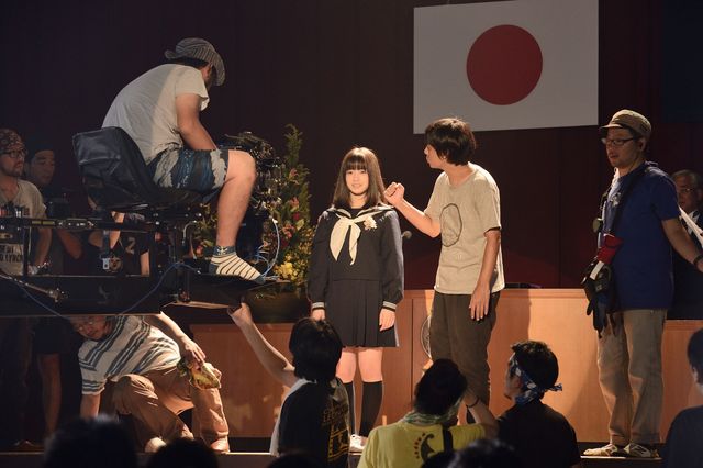 橋本環奈、涙のクランクアップ！『セーラー服と機関銃　－卒業－』撮影現場フォトギャラリー（8枚目）