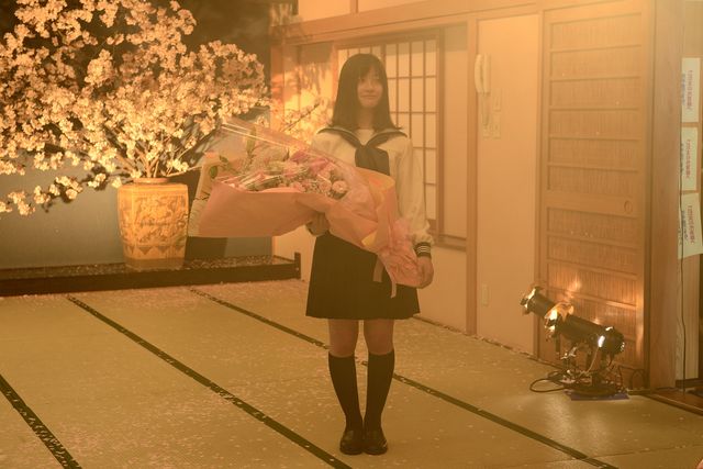 橋本環奈、涙のクランクアップ！『セーラー服と機関銃　－卒業－』撮影現場フォトギャラリー（10枚目）