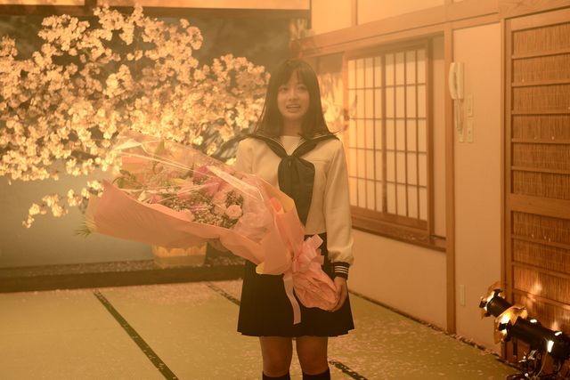 橋本環奈、涙のクランクアップ!『セーラー服と機関銃 -卒業-』撮影現場フォトギャラリー