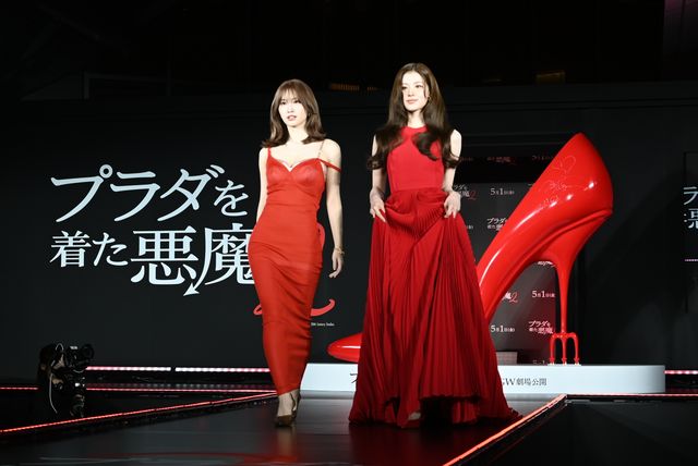 TWICE・MOMO＆SANA、真紅の大胆ドレスで魅了！『プラダを着た悪魔2』ジャパンプレミア（13枚目）