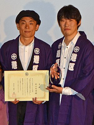 観客賞を受賞した松江哲明監督（右）とGOMA