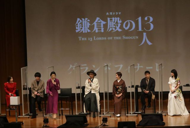 左から宮澤エマ、坂口健太郎、小池栄子、小栗旬、宮沢りえ、山本耕史、菊地凛子