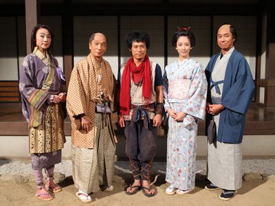 「猿飛三世」に出演する左から浅野ゆう子、堺正章、伊藤淳史、水川あさみ、柳葉敏郎