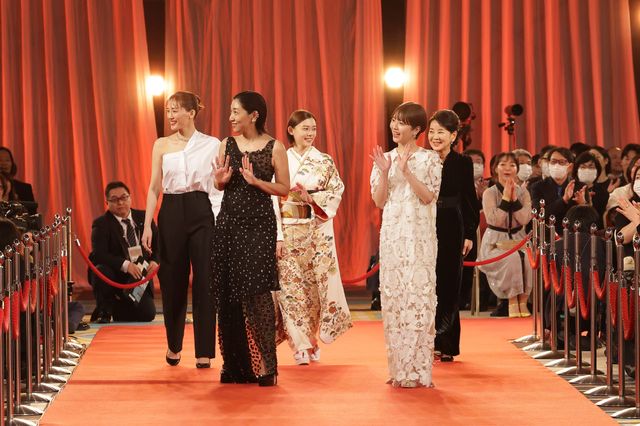 優秀主演女優賞を受賞した綾瀬はるか、安藤サクラ、杉咲花、浜辺美波、吉永小百合
