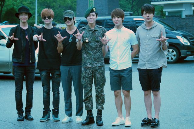 超新星ユナク、除隊式に1,500人余りの韓国内外のファン出迎え＜韓国JPICTURES＞（2枚目）