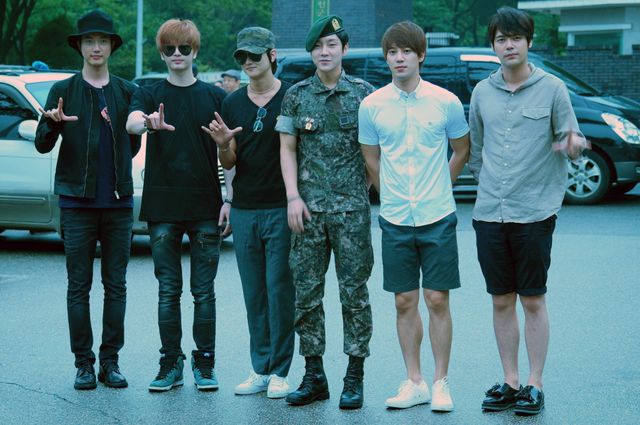 超新星ユナク、除隊式に1,500人余りの韓国内外のファン出迎え＜韓国JPICTURES＞（3枚目）