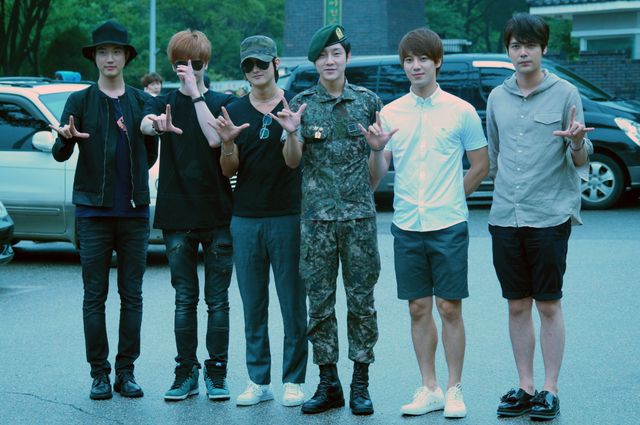 超新星ユナク、除隊式に1,500人余りの韓国内外のファン出迎え＜韓国JPICTURES＞（4枚目）